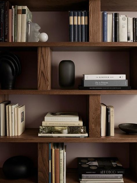 Tips for Shelves Decoration, Modern Ways to Accentuate Your Beautiful Room Vstupná Hala, Home Staging Tips, Home Library Design, Bookshelf Design, 아파트 인테리어, Decorating Shelves, Library Design, Declutter Your Home, Bookcase Shelves