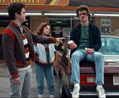 The 10 most stylish moments of Netflix's Stranger Things Stranger Things Outfit Men, Stranger Things Outfit Ideas 80s, Stranger Things Fashion 80s, Carol Perkins, Stranger Things Outfit Ideas, Outfit Ideas 80s, Retro Outfits Men, Stranger Things Fashion, Cinema Outfit