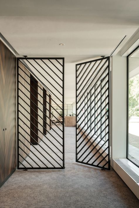 interior design Apartment Grill Door, Sliding Door Entrance House, Sliding Door Grill Design Modern, Window Bars Design, Kitchen Grill Design, Porch Grill Design, House Grill Design, Modern Grill Design, Window Aluminium