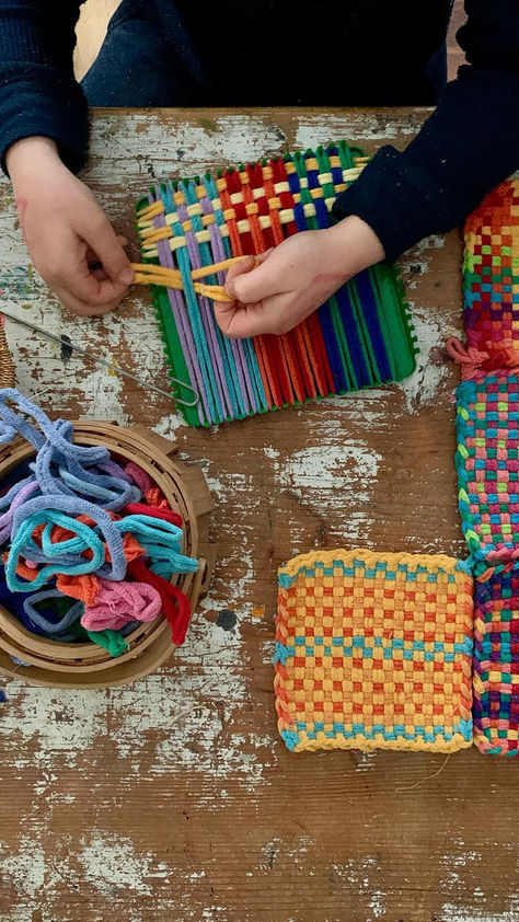 Weaving done on a loom for kids in Waldorf inspired handwork Waldorf Handwork Kindergarten, Waldorf Gifts For Kids, Waldorf Sewing Projects, Waldorf School Activities, Waldorf Kindergarten Activities, Waldorf Activities Preschool, Waldorf Kindergarten Crafts, Waldorf Handwork Projects, Waldorf Art Projects For Kids