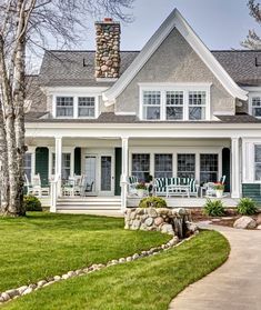 Lakeside Cottage Interiors, Pretty Beach House, Cottage Interior Design, Farmhouse Exterior Design, Beach House Exterior, Exterior Design Ideas, Lakeside Cottage, American House, Cottage Interior