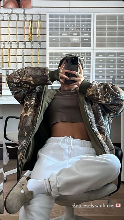 Cold Movie Night Outfit, 26 Degree Weather Outfit, Fall Evening Outfit Casual, Womens Winter Streetwear Fashion, Fall Streetwear Outfits 2023, Fall Camo Outfits, Camo Streetwear Outfit, Camo Jacket Outfit Aesthetic, Fall Lazy Outfits For School