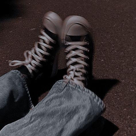 ఌ Vivian Core, Amelia Core, Converse Aesthetic, 00s Mode, جوني ديب, Skater Aesthetic, Black Converse, Zoe Kravitz, Spotify Covers