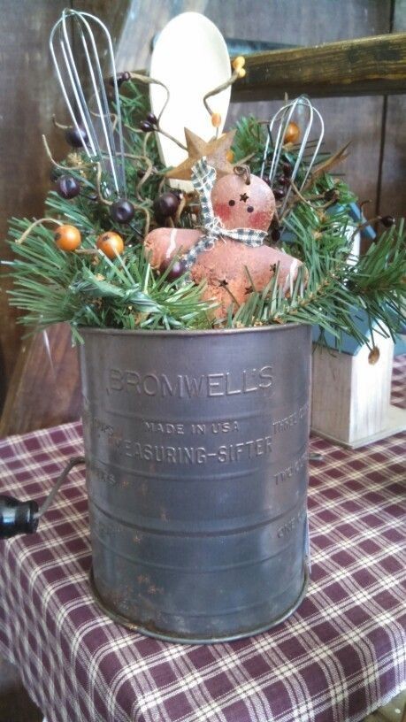 Vintage Flour Sifters Decor, Old Sifter Ideas, Flour Sifter Christmas Ideas, Flour Sifter Repurposed, Xmas Kitchen, Flour Sifters, Primitive Christmas Decorating, Primitive Christmas Decor, Vintage Christmas Crafts