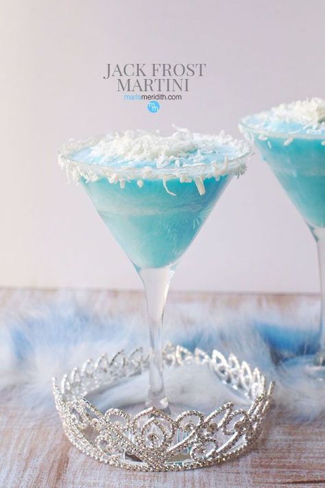 Jack Frost Martini: We love these pretty, frosty blue martinis for the holidays. They are festive and delicious! Frozen Martini Recipes, Winter Martini Recipes, Snowflake Martini Recipe, Snowflake Martini, Gin Punch, Christmas Beverages, Holiday Cocktails Christmas, Holiday Martinis, Holiday Party Drinks