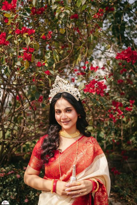 Bengali Bridal Photography Poses, Bengali Wedding Photoshoot, Mehendi Photoshoot, Bride Fashion Photography, Wedding Decorations Pictures, Bridal Pose, Morning Girl, Indian Wedding Poses, Bengali Bridal Makeup