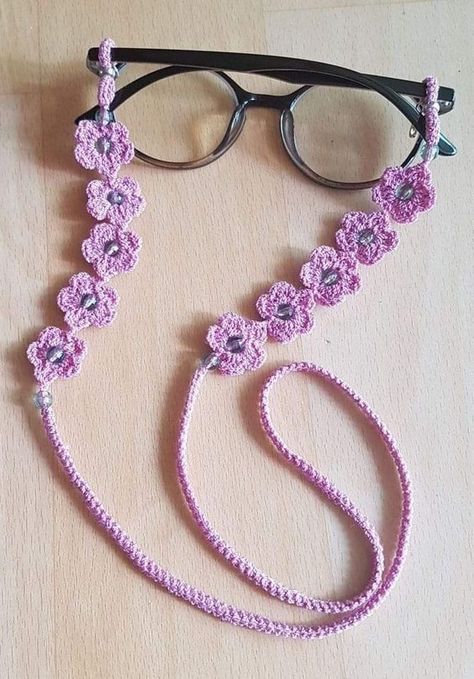 Crochet Glasses Chain- Tutorial And Ideas Crochet Necklace Pattern, Knitting For Beginners Blanket, Crochet Eyes, Crochet Jewelry Patterns, Crochet Chain, Start Knitting, Crochet Bookmarks, Crochet Purse Patterns, Beginners Knitting