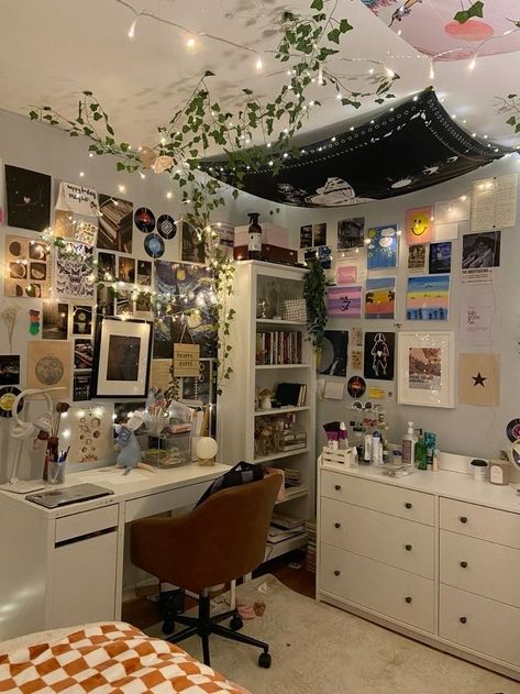 Love this sm Aesthetic Room Inspiration, Inspiration Bedroom Ideas, Indie Aesthetic Room, Room Setup Ideas, Decoration Hacks, Cluttered Bedroom, Zimmer Diy, Dream Bedroom Inspiration, Chill Room