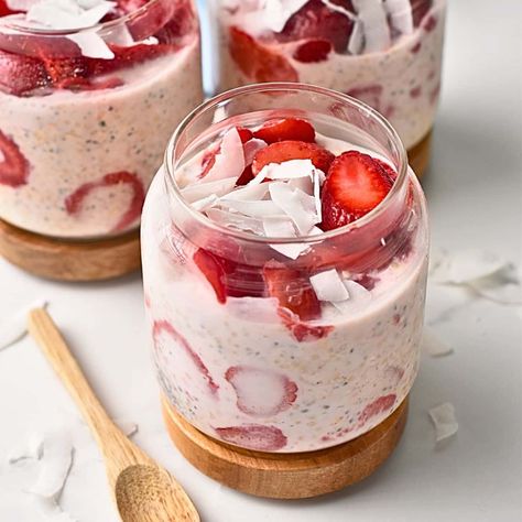 Strawberry Protein Overnight Oats (31g Protein, No Protein Powder) Strawberry Protein Overnight Oats, Strawberry Protein Powder, Vegan Greek Yogurt, Strawberry Overnight Oats, Low Calorie Protein, Protein Overnight Oats, Plant Based Diet Meal Plan, Vegan Overnight Oats, Cholesterol Foods