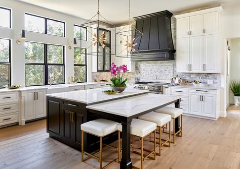 Black, White & Gold Transitional Kitchen with European Oak Wood Floors Black White Kitchen, Rustic Decor Ideas, Classy Kitchen, Black Island, Ideas For Bedrooms, Creative Interior Design, Simple Wall Decor, Marble Counter, Classic Kitchen