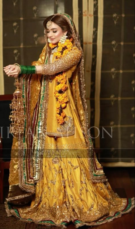 Mehndi Sharara Outfit, Mayoun Bride, Mehndi Dresses Pakistani, Mayon Dresses, Haldi Look, Pakistani Bridal Hairstyles, Bridal Mehndi Dresses, Mehndi Dresses, Mehndi Dress