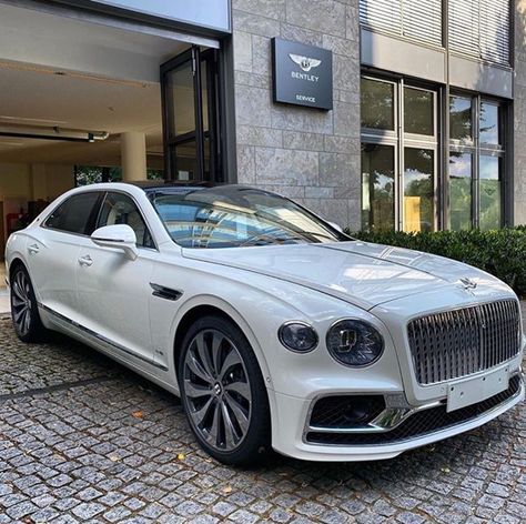 White Bentley, Bentley Rolls Royce, Luxury Cars Rolls Royce, Bentley Flying Spur, Shopify Business, Bentley Mulsanne, New Luxury Cars, Luxury Appliances, Model Top