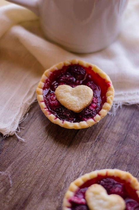 These adorable little Easy Raspberry Tarts are mouthwatering, and you won't believe how simple they are to make! All you need are a few simple items from your grocery store. #fruittart #raspberrytart #easydesserts Raspberry Tart Recipe, Easy Tart Recipes, Mini Fruit Tarts, Fruit Tart Recipe, Raspberry Tart, Tarts Recipe, Jam Tarts, Raspberry Pie, Berry Tart