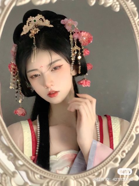 Japan Traditional Hairstyle, Chinese Dynasty Hairstyle, Tang Hairstyles, Ancient Chinese Makeup, China Hairstyle, Chinese Hairstyle Traditional, Chinese Haircut, Chinese Traditional Makeup, Traditional Chinese Makeup