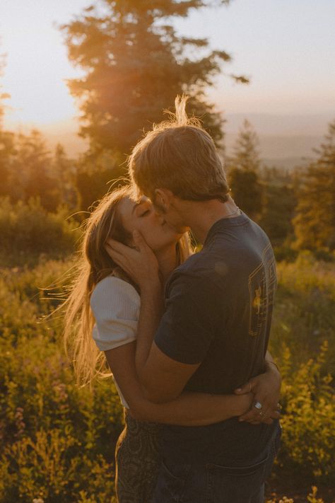 Golden Hour Aesthetic | Couple Photoshoot | Summer Couple Pictures | Film Inspired Engagement | I’m forever obsessed with this dreamy couple’s session in Boise, Idaho. This session was filled with film-inspired couple, filmy couple, blurry engagement photos, blurry couple photos, timeless love, mountain engagement session, mountain engagement pictures and more! Book your session now https://kenzielynnphotography.com/about#about Mountain Pictures Poses Couple, Engagement Pictures Height Difference, Young Love Engagement Pictures, Couple Pictures In The Mountains, Goofy Couple Photoshoot, Engagement Pictures Mountains, Engagement Photos Dreamy, Sunset Couples Photoshoot, Blurry Couple Photos