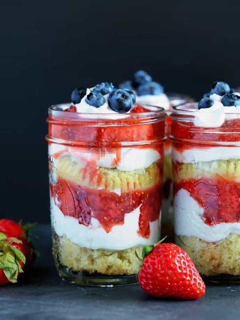 Strawberry Shortcake in Mason Jars Bunco Party Food, Smoothies Bowl, Vegan Strawberry Shortcake, Mason Jar Cakes, Memorial Day Ideas, Cake Jars, Jar Desserts, Lazy Vegan, Mason Jar Desserts