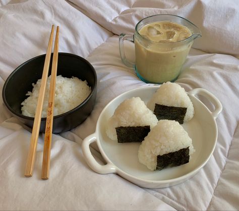 Japanese Dishes Aesthetic, Japanese Food Aesthics, Japan Core Aesthetic, Onigiri Aesthetic, Food Astethic, Aesthetic Japanese Food, Food Japanese, Food Medicine, Drinks And Food