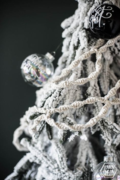 DIY Macrame Garland for a Christmas tree... or just for your house! Christmas Tree Garland Diy, Macrame Garland Diy, Tree Garland Diy, Diy Macrame Christmas Ornaments, Macrame Christmas Ornaments, Spiral Knot, Ornament Tree Display, Beginner Macrame, Macrame Garland