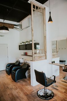 Salon Shampoo Area Ideas, Salon Shampoo Area, Hair Salon Interior Design, Salon Interior Design Ideas, Beveled Glass Doors, Beauty Salon Interior Design, Hair Salon Ideas, Home Hair Salons, Salon Shampoo