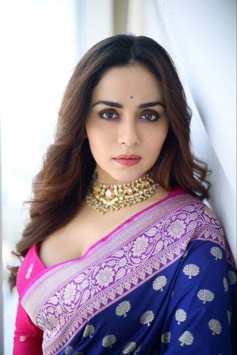 Amruta Khanvilkar Saree, Contrast Saree, Engagement Sarees, Amruta Khanvilkar, Kali Tattoo, Marathi Culture, Brocade Blouse Designs, Ordinary Skincare, Marathi Actress