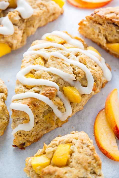 Peaches And Cream Scones, Sweet Scones, Peach Scones, Homemade Brunch, Baker By Nature, Simple Muffin Recipe, Summer Breakfast, Cream Scones, Peach Desserts