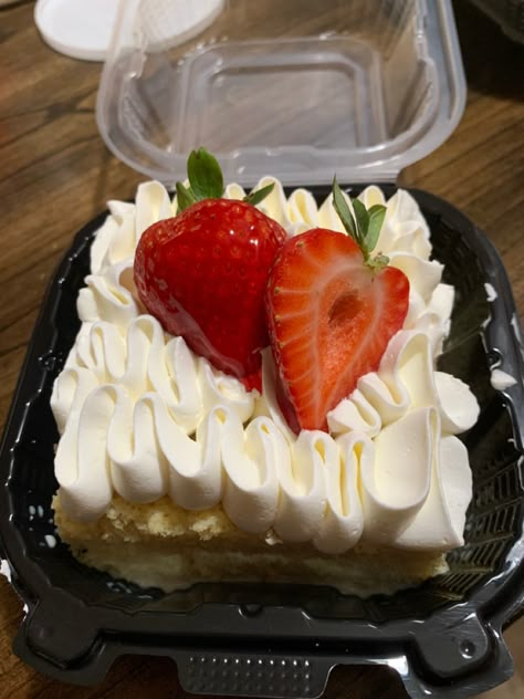 Mini 3 Leches Cake, Tres Leches Cake Aesthetic, Tres Leches Aesthetic, Tres Leches Mini Cake, Pastel Individual, Strawberry Tres Leches Cake, Pastel Tres Leches, Deserts Cupcakes, Pastry Design