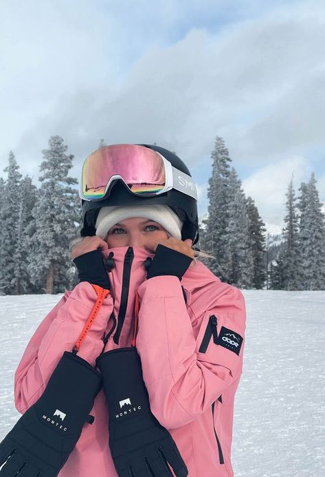 Preppy Ski Fits, Skiing Gear Women's, Dopesnow Outfits, Girly Snowboard Outfit, Women Snowboarding Aesthetic, Women's Ski Outfits, Pink Snowboarding Outfit, Snowboarding Gear Womens, Ski Snowboard Outfit