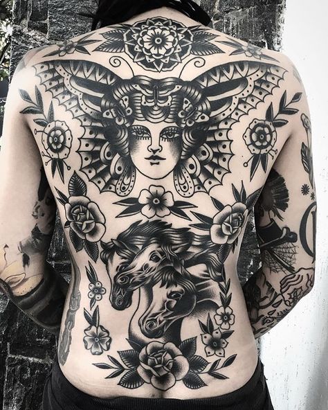 LISANDRA.SIQUEIRA American Traditional Back Piece, Traditional Back Piece, Traditional Tattoo Back Piece, Traditional Back Tattoo, Tattoo Stomach, Baroque Tattoo, Traditional Tattoo Woman, Peace Tattoo, Tattoo Sleeve Filler