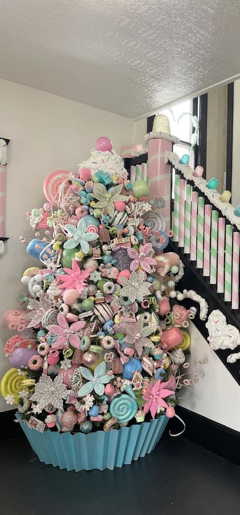 Candyland Christmas Tree, Whimsical Christmas Decor, Candy Christmas Tree, Paper Flower Wall Decor, Christmas Tree Inspiration, Shabby Chic Christmas, Paper Flower Wall, Pretty Christmas, Whimsical Christmas