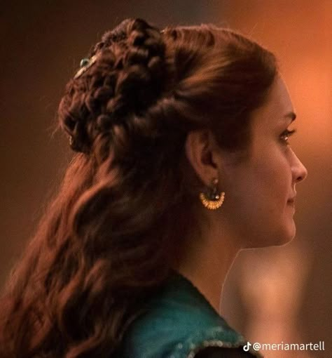 Alicent Hightower Hairstyle, Alicent Hightower Hair, Alicent Aesthetic, Dr Hairstyles, Margery Tyrell, House Hightower, Medieval Hair, Royal Hair, Medieval Hairstyles