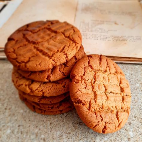 Are you looking for a quick and easy traditional gingernut recipe? Check out my Grandma's Gingernut Biscuits recipe here. Tastes like a warm hug! Computer Cake, 100 Cookies Recipe, Ginger Nut Biscuits, Carrot Cake Recipe Homemade, Cake Recipe Homemade, Butter Syrup, Ginger Cookie Recipes, Easy Biscuit, Easy Biscuit Recipe