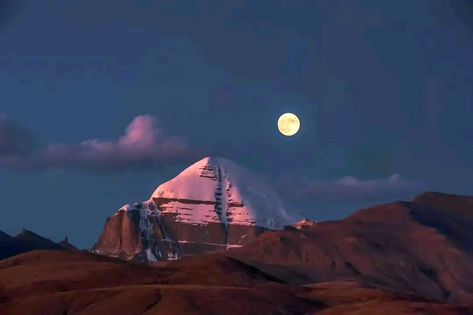 Himalayan People, Kailash Mansarovar, Mount Kailash, Lord Shiva Mantra, Cute College Outfits, Tiger Images, Lovely Good Night, Hawaii Wall Art, Shiv Shakti