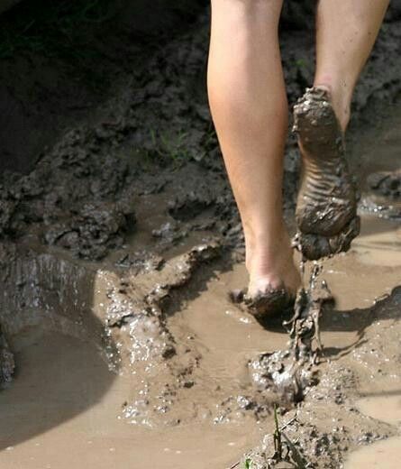 Mud between the toes Everything Country, Walking Barefoot, Girls World, Country Girl, Aang, Avatar The Last Airbender, The Last Airbender, Country Life, Farm Life