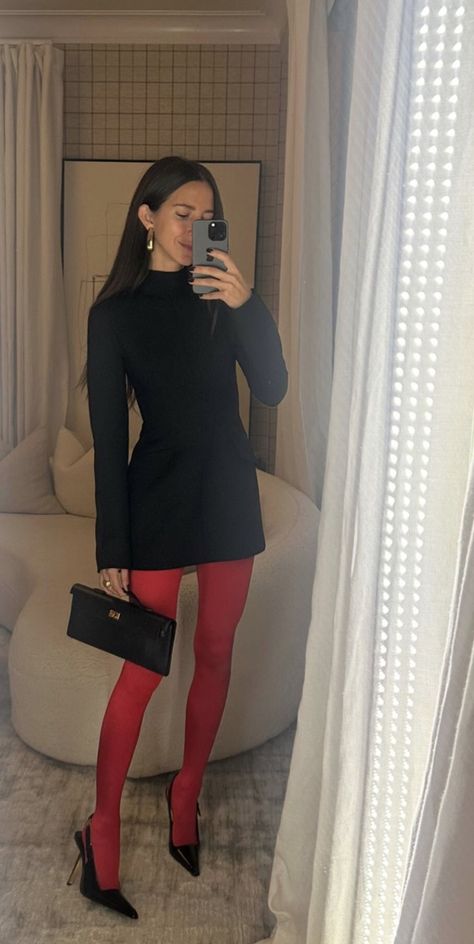 Red Tights Outfit, Red Tights, Mode Tips, Christmas Party Outfit, Looks Street Style, Mode Inspo, Winter Mode, Looks Chic, 가을 패션