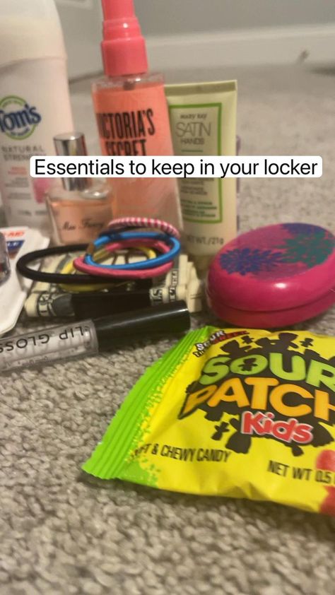 School Locker Essentials, Locker Supplies, Locker Essentials, School Bag Organization, Back To School Preppy, Middle School Lockers, Hacks School, Middle School Essentials, Middle School Survival