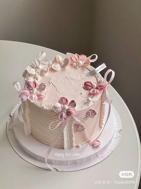 Cake Decor Simple, Simple Cake Designs Birthday, Birthday Cake Simple, Coquette Cake, Girly Birthday Cakes, Vintage Birthday Cakes, Birthday Cake Decorating Ideas, Bow Cakes, Cake Simple