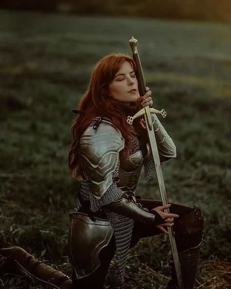 @honeyswordcosplay instagram Women In Armor, Lady Knight, Lost Lands, Strong Female Characters, Fearless Women, Female Armor, Dream Fantasy, Female Knight, Knight Armor