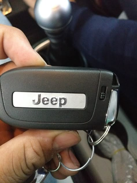 Jeep Compass Key Jeep Car Keys, Jeep Compass Aesthetic, Never Lost Keychain, Jeep Keys, Black Jeep, Jeep Rubicon, Jeep Commander, Getaway Car, Car Goals