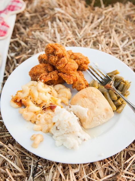 Southern wedding food for a reception dinner... Mac and Cheese, Mashed Potatoes, Fried Chicken and Green Beans Southern Wedding Food, Winter Wedding Food, Rustic Wedding Foods, Wedding Food Menu, Wedding Foods, Wedding Reception Dinner, Wedding Food Ideas, Chicken And Biscuits, Wedding Reception Food