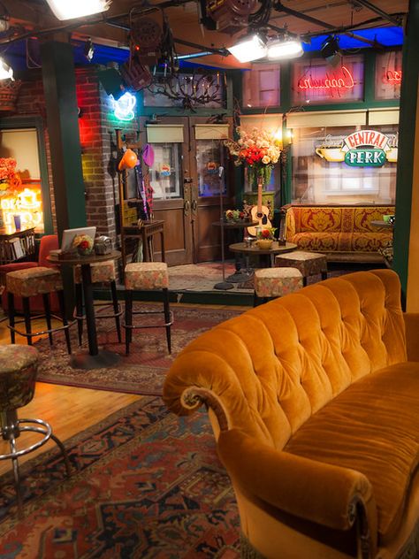 Central Perk | The Central Perk set from Friends on the Warn… | Flickr Friends Central Perk Coffee, Friends Cafe, Friends Apartment, Warner Bros Studio, Friends Episodes, Friends Cast, Friends Central Perk, Friends Moments, Coffee With Friends