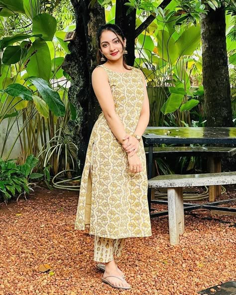 Cotton Chudidar Designs Casual, Yellow Sleeveless Kurti, Sleeveless Salwar Designs, Broad Neck Kurti Design, Sleevless Kurti Outfit For College, Sleeveless Short Kurti Designs, Sleeveless Churidar Designs, Sleeveless Design For Kurtis, Sleeveless Kurta Designs