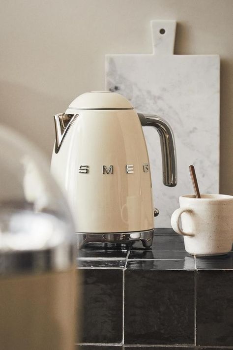 Smeg Kettle, Kitchen Utilities, Paris Apartments, Minimalist Kitchen, Custom Home Builders, Tea Kettle, Home Builder, Zara Home, Electric Kettle