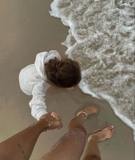 Expensive Mom Aesthetic, Rejection Pictures, Mom And Baby Beach Photos, Family Vacation Aesthetic, Torturi Baby Shower, Preppy Mom, Sister Goals, Face Pic, Baby Aesthetic