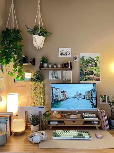 Cozy nature themed desk setup Cozy Work Desk Setup, Natural Pc Setup, Office Desktop Decor, Cute Wfh Setup, Dream Desk Aesthetic, Alex Drawer Desk Setup, Small Desktop Setup, Glass Desk Setup, Cozy Desk Setup Laptop