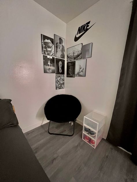 Nike Room Decor Ideas, Nike Themed Room, Nike Room Ideas, Nike Bedroom Ideas, Nike Room Decor, Nike Bedroom, Nike Room, Streetwear Room, Brother Room