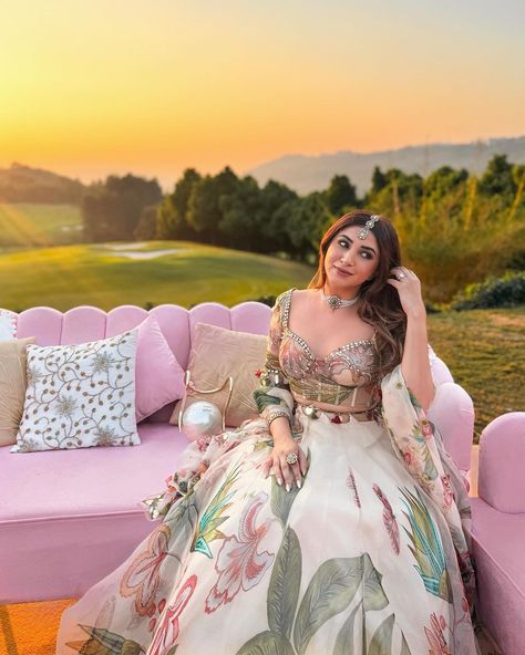 Fashion Influencer Aashna Shroff is having her sunset lehenga moment and we can't take our eyes off her 😍 @aashnashroff Follow @wishnwed for more such lehenga inspiration. #Bridesmaids #BridesmaidOutfits #weddinginspo #sistergoals #dancevideo #bridesister #bridaldetails #bridaljewellery #redlehenga #bridalportraits #bridalphotography #bridallehenga #bridalfashion #weddingphotography #instagramreels #feelkaroreelkaro #reelkarofeelkaro #reelitfeelit #pakistanibride #pakistaniwedding #bollywo... Outfit For Mehendi Function, Sundowner Wedding, Lehenga Floral, Aashna Shroff, Mehendi Outfits For Bride, Mehandi Outfits, Wedding Outfits Indian, Lehenga Inspiration, Bridal Boutique Interior