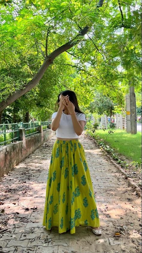 Long Skirt For College, College Outfits Ideas Indian, Desi College Outfits Indian, India College Outfits, Desi Indian Outfits, Poses For Skirt Outfits, Indo Western Skirt Outfits, Outfit Indian Casual, Indian Girl Outfits