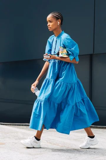 Fashion trends: 10 looks that prove blue is the color to wear this spring | Vogue Paris Colorful Outfits Spring, Style Bleu, Milan Street Style, Model Street Style, La Fashion Week, Coat Outfit, Outfit Trends, Spring Fashion Trends, Cool Street Fashion