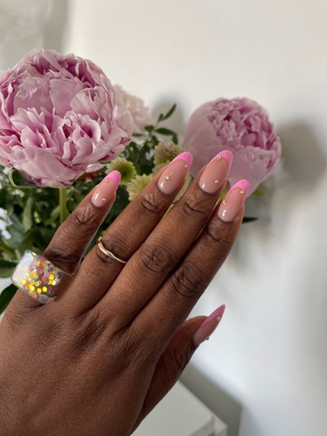 Pink French Tip Nails Black Women, Pink Nails For Black Women, Spring Nails 2024 Trends French, Pink Oval French Tip Nails, Pink Almond French Nails, Pink Oval Acrylic Nails, Pink Almond French Tip, Euro Summer Nails, Bright Pink French Tip Nails