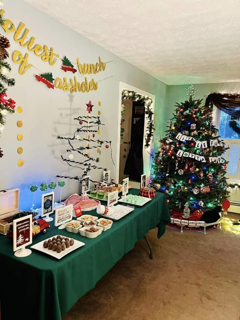 Christmas Vacation Themed Dinner, Christmas Vacation Birthday Party, Christmas Vacation Party Decorations, Christmas Vacation Party Food, National Lampoons Christmas Party Ideas, National Lampoon Christmas Party, National Lampoons Christmas Vacation Diy, Lampoons Christmas Vacation Party, Christmas Vacation Party Ideas